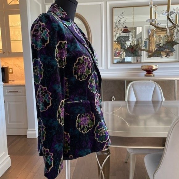 NWOT.  Velvet never worn Tahari Arthur S. Levine blazer/jacket.  XS - Picture 3 of 6
